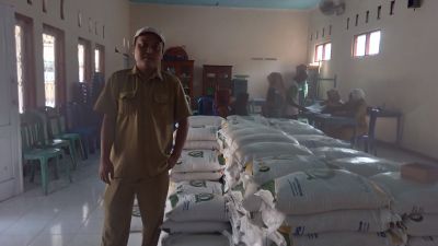 354 kantong beras netto 10 kilo gram dibagikan PEMDES untuk Keluarga Penerima Manfaat