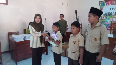 104 Siswa Sekolah Dasar Mendapatkan Bantuan Buku LKS